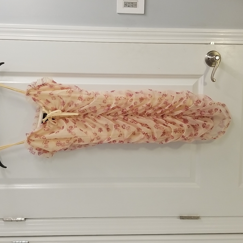 Sbetro brand. Spaghetti string shoulder straps floral dress.